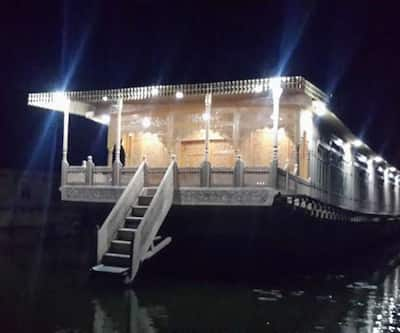 https://imgcld.yatra.com/ytimages/image/upload/t_hotel_yatra_city_desktop/v1480134487/Domestic Hotels/Hotels_Srinagar/Marco Polo House Boats/Overview.jpg